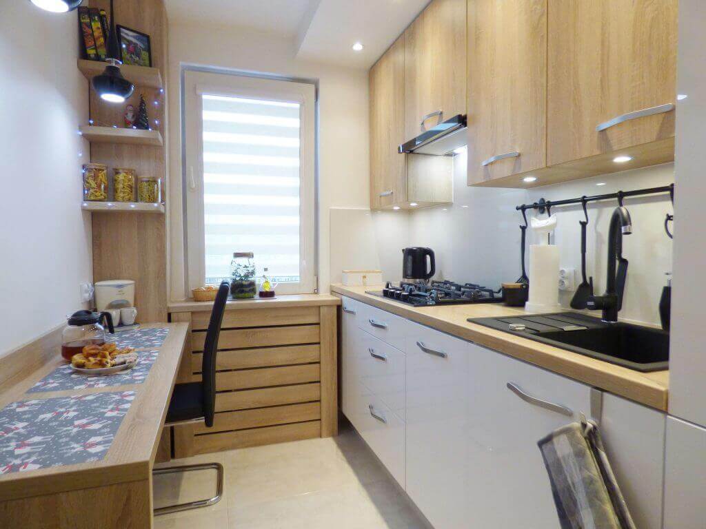 Kuchnia biała z drewnianymi elementami