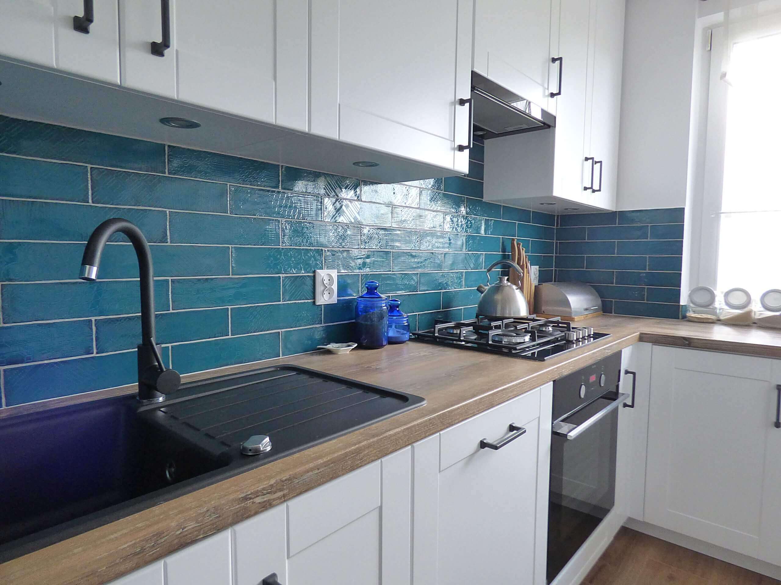 Wyjątkowe połączenie kolorów w kuchni na zamówienie wykonanej przez Aksent